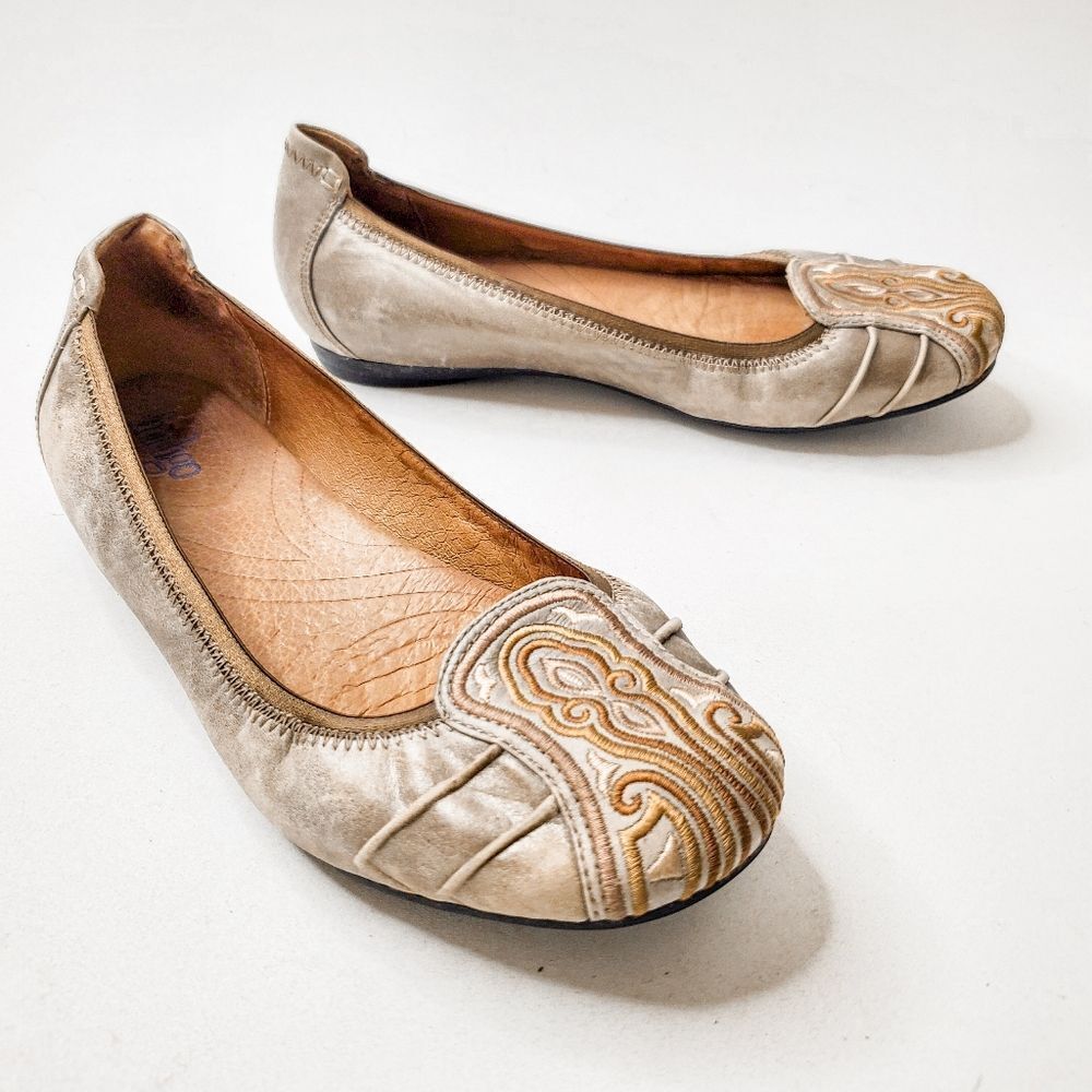 Indigo by Clarks Sand Tan Embroidered Plush Sole Slip On Ballet Flats Size 7